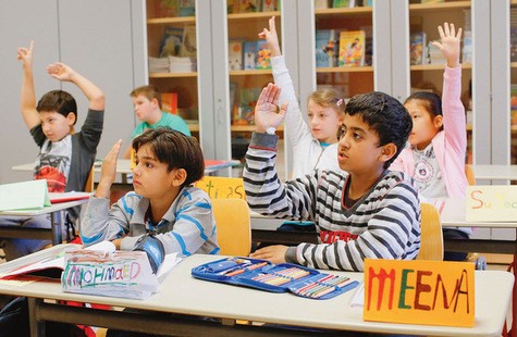 325.000 crianças refugiadas entraram na Alemanha em 2015. As autoridades regionais enfrentam o desafio da escolarização.