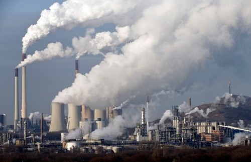 Usina a carvão lança fumaça na atmosfera na Alemanha, em foto de 2009. Novo relatório do IPCC deverá guiar reunião para reduzir emissão de CO2 (Foto: Martin Meissner/AP)