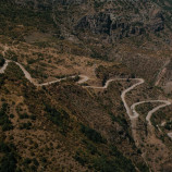 estrada sinuosa