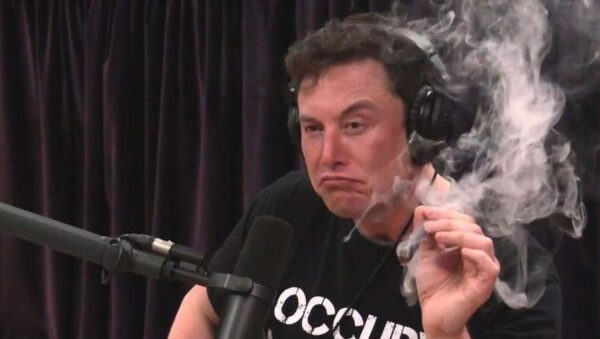 Elon Musk fumando maconha