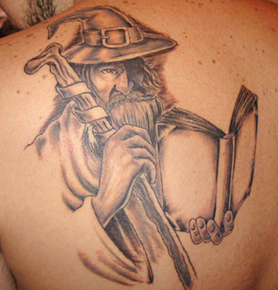 tatuagem de magos nas costas 8